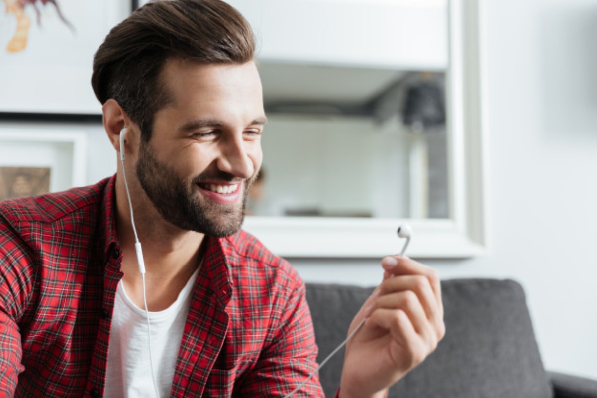 Dengar Musik Lebih Asik pake 5 Earphone Terbaik Ini, Bro!